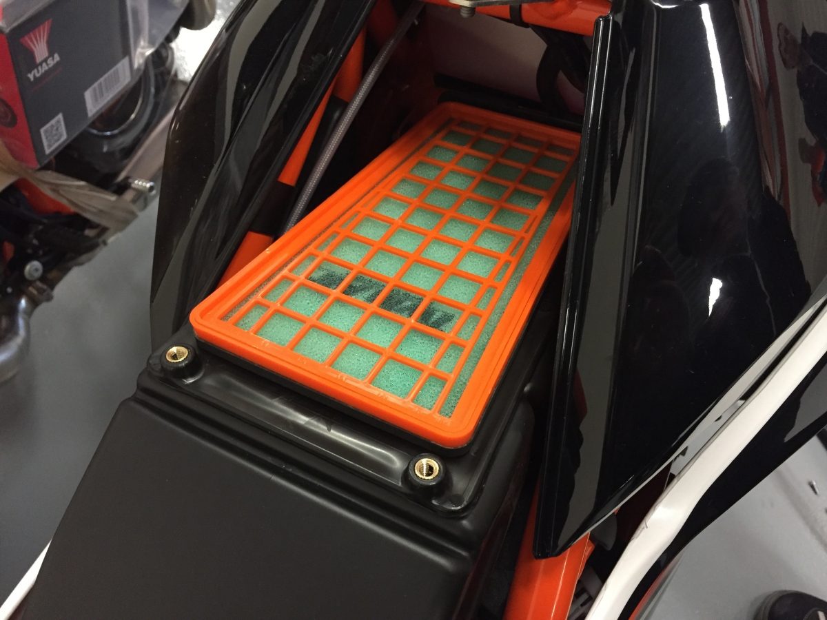 PRE-OILED AIR FILTER (FR) + DC + FILT FRAME