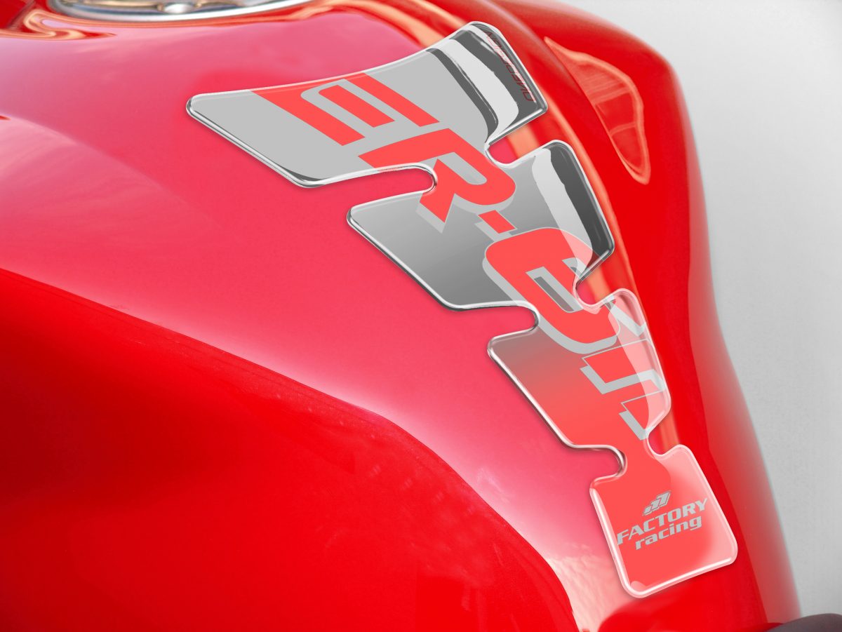TANKPAD SPIRIT SHAPE LOGO ER6N SILVER ON CLR