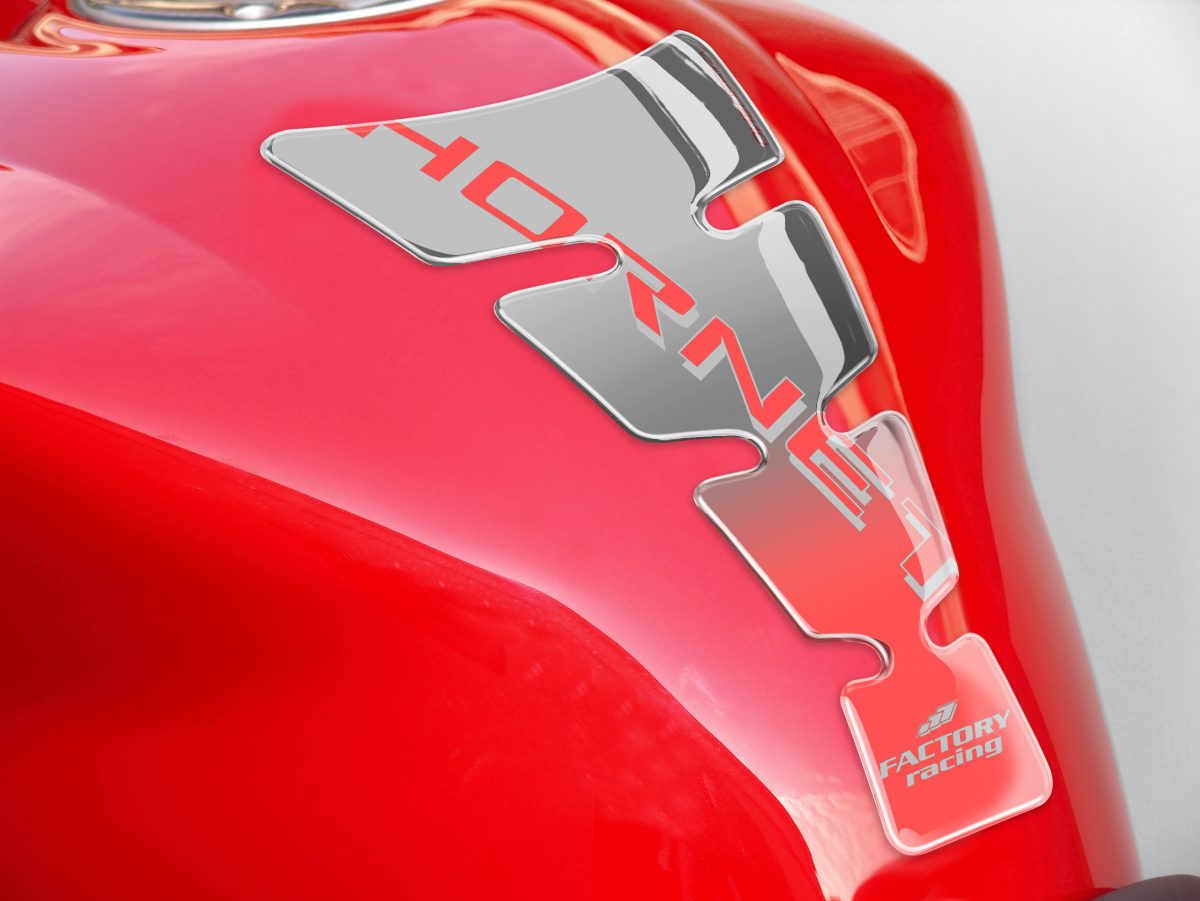 TANK SPIRIT SHAPE LOGO HORNET SILVER ON CLR